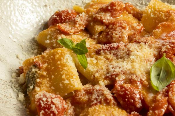 Paccheri allo scarpariello pomodorino basilico e parmigiano Reggiano Salerno Piazza Centrale